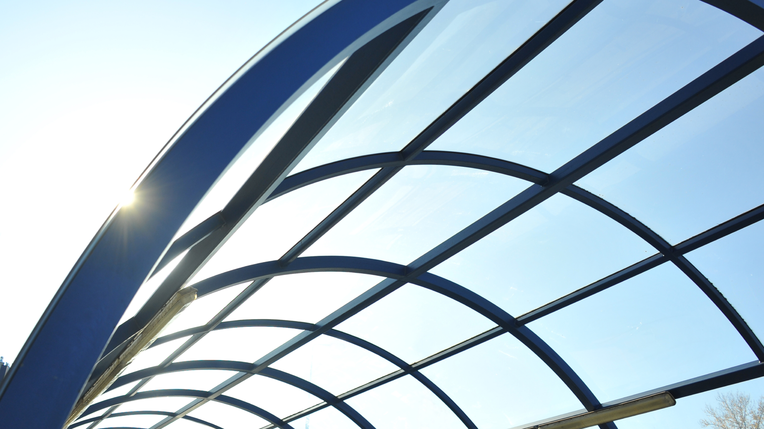 Сотовый поликарбонат и дождь: как избежать накопления влаги внутри сот