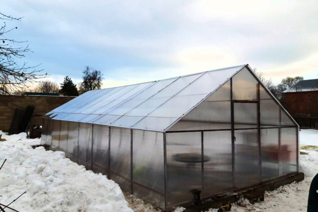 Как поликарбонат ведёт себя зимой и летом